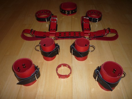 18.červeno-černé harness,pouta nohy ,pouta ruce , pásky biceps ,obojek ,cockring 